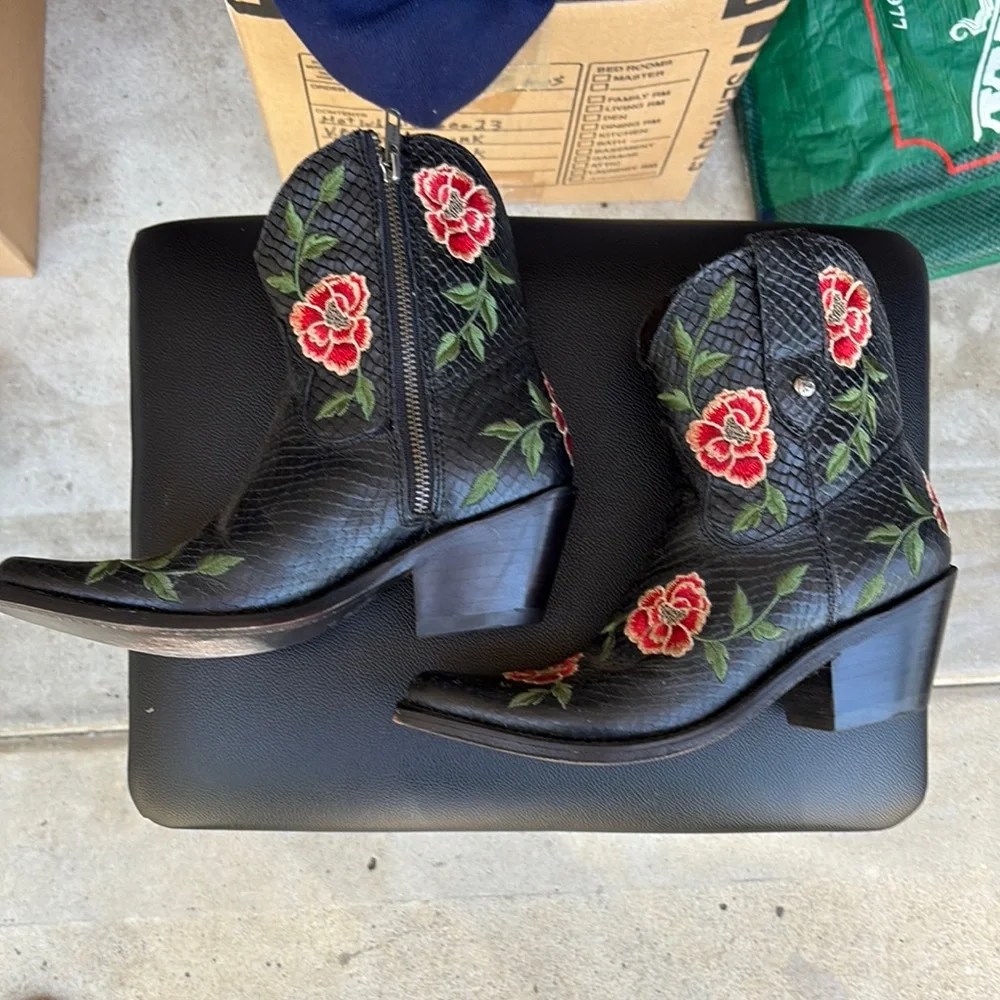 LIBERTY Black Boots with Red and Green Embroidery - Picture 4 of 12